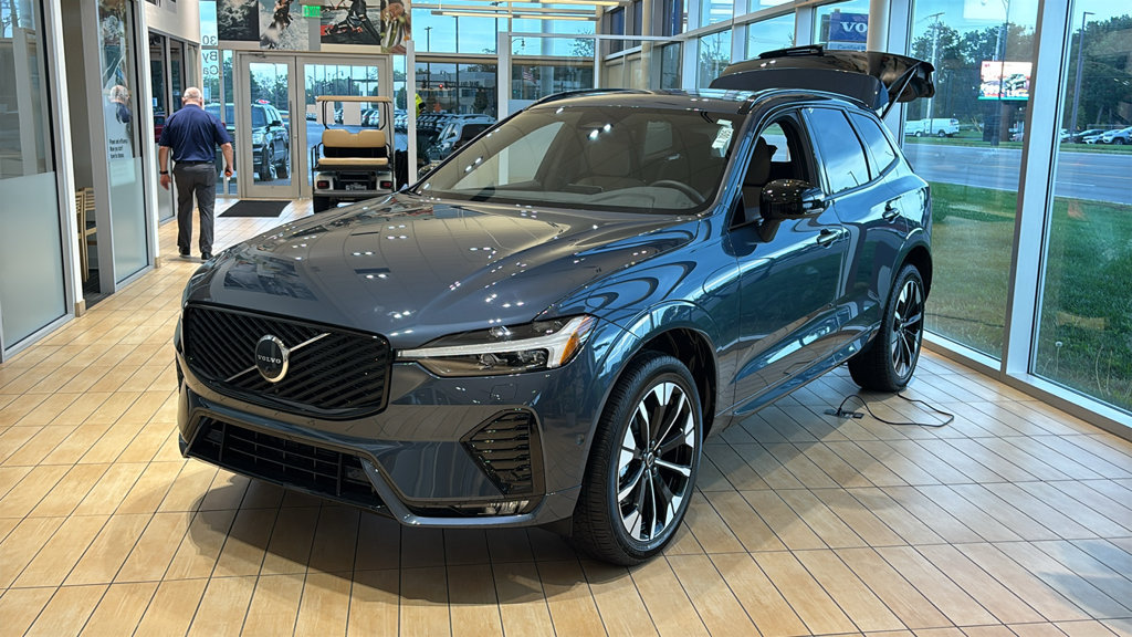 New 2027 Volvo XC60 B5 Plus AWD/4WD image 2