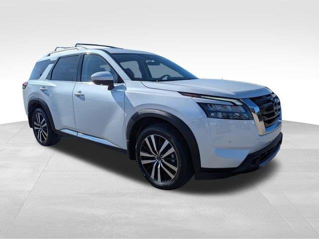 Used 2025 Nissan Pathfinder Platinum w/ Cargo Package image 7