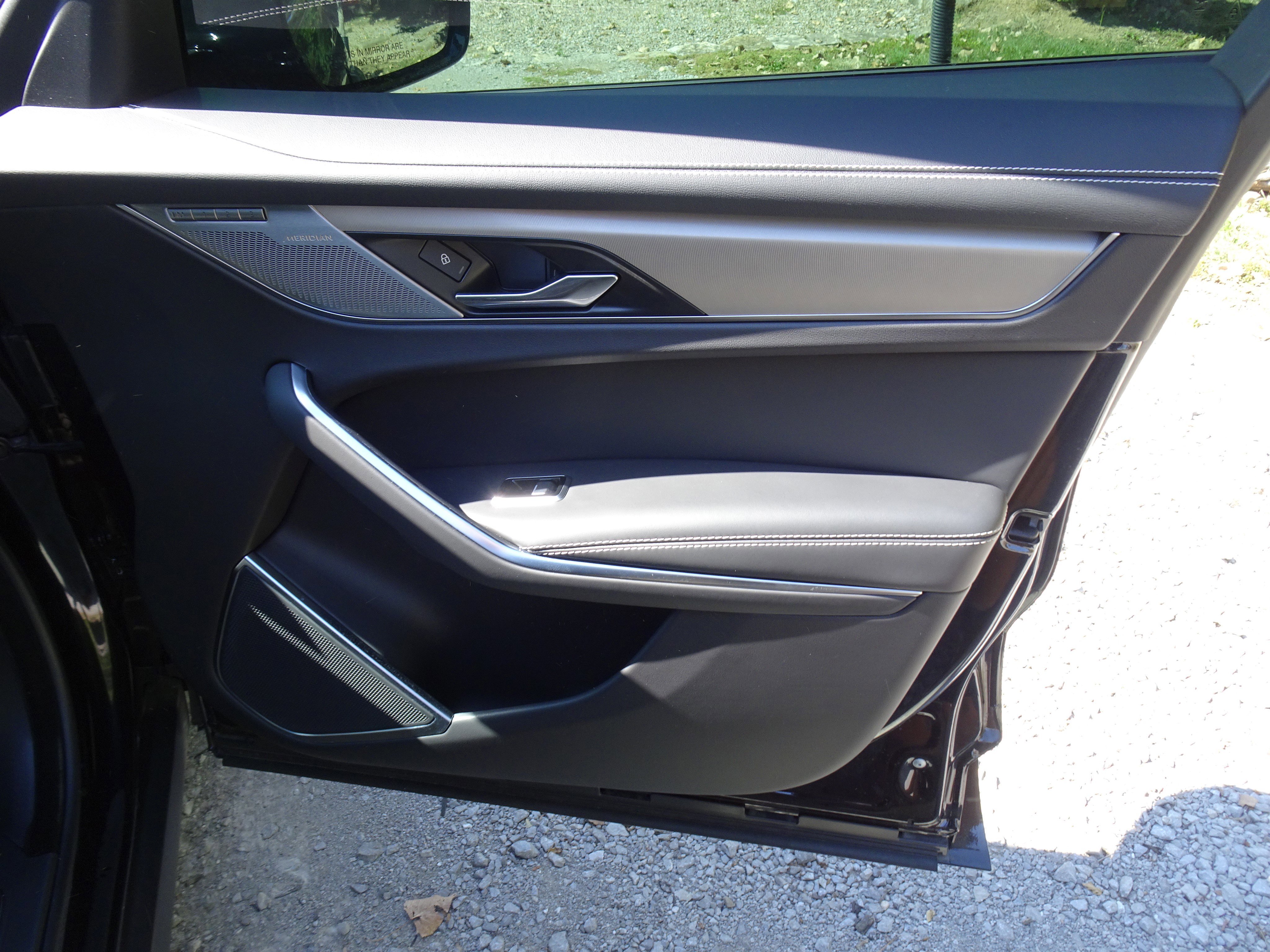 Certified 2025 Jaguar F-PACE R-Dynamic S image 23