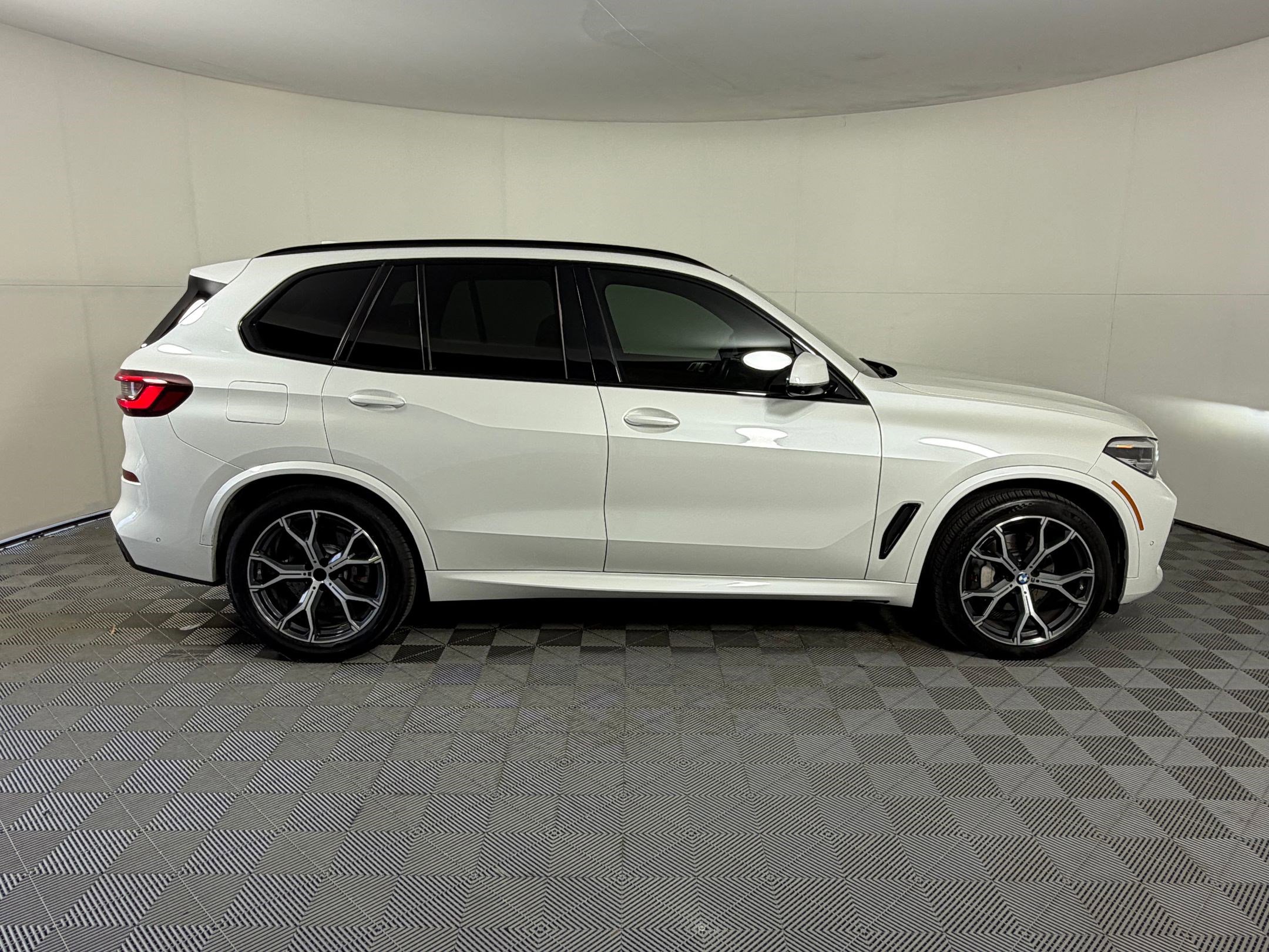 Used 2022 BMW X5 sDrive40i w/ M Sport Package image 8