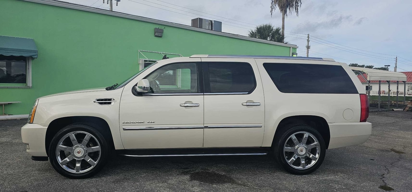 Used 2013 Cadillac Escalade ESV Luxury AWD/4WD image 2