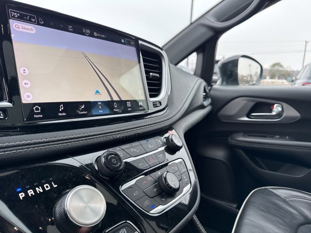 Used 2025 Chrysler Pacifica Limited image 35