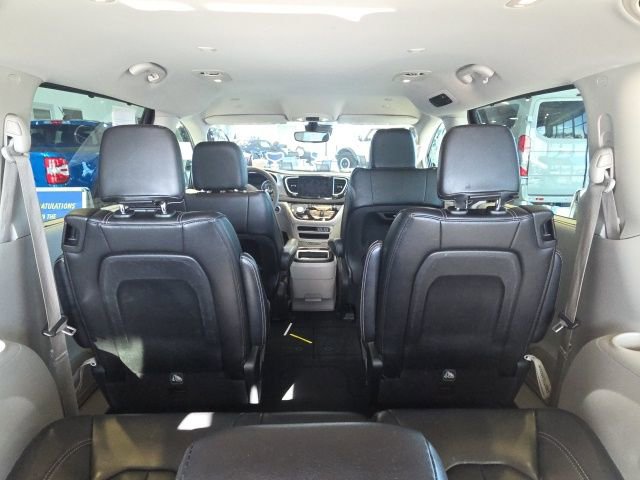 Used 2023 Chrysler Pacifica Touring-L image 11