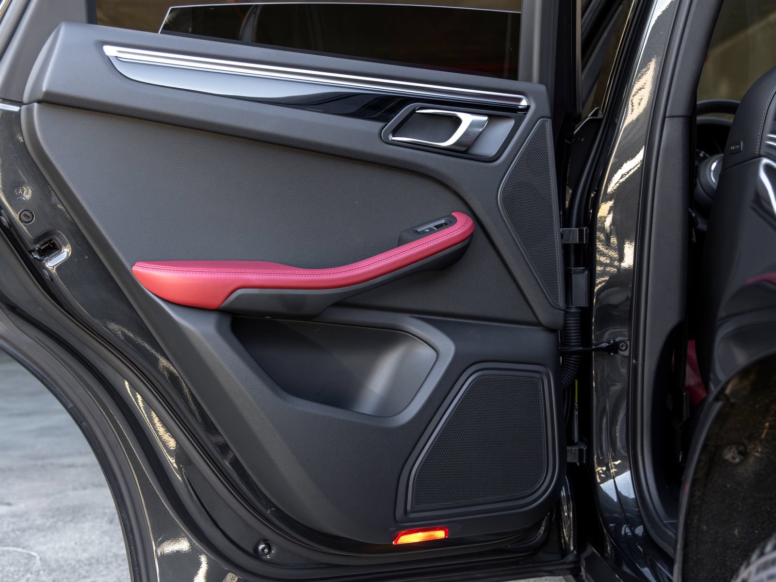 Certified 2023 Porsche Macan AWD/4WD image 41