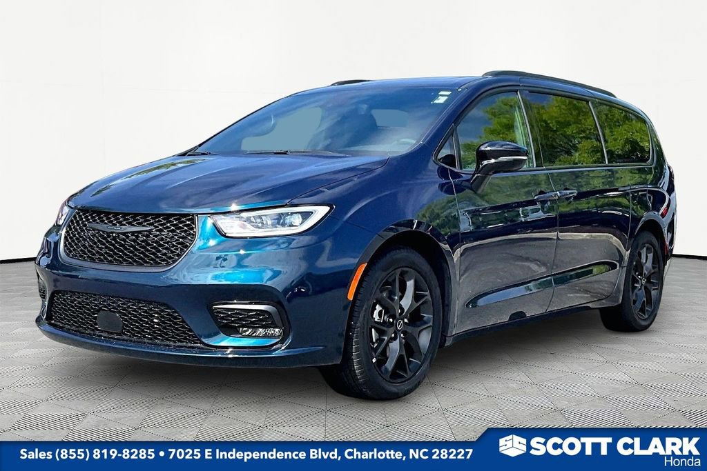 Used 2025 Chrysler Pacifica Limited FWD image 3