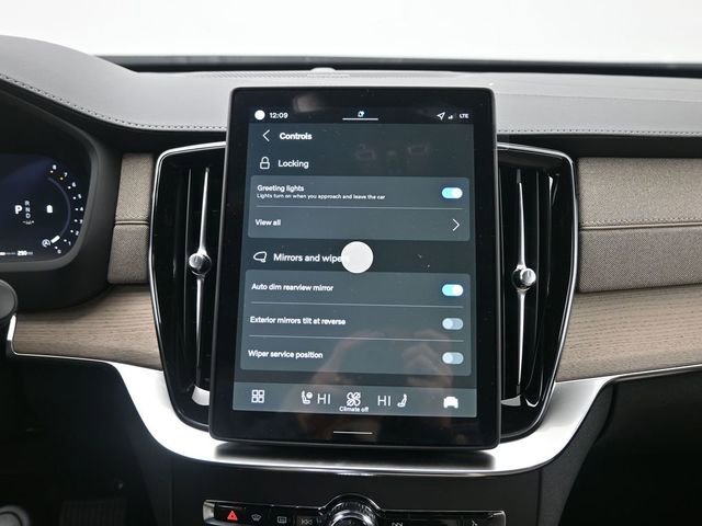 New 2026 Volvo XC90 B6 Plus w/ Protection Package Premier image 18