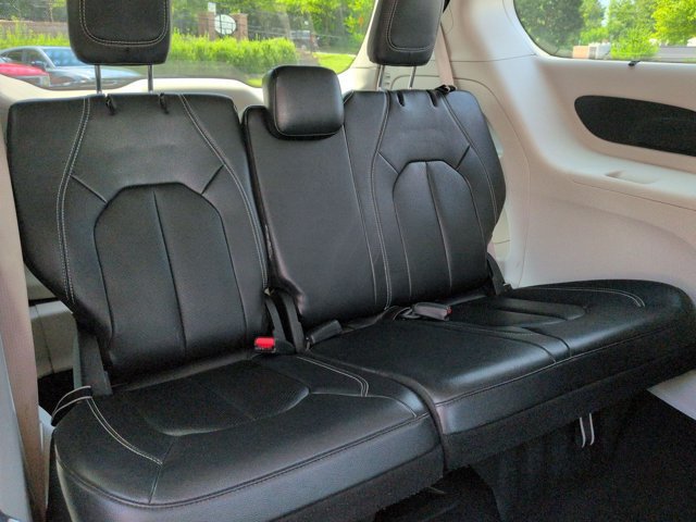 Used 2022 Chrysler Pacifica Touring-L FWD image 18