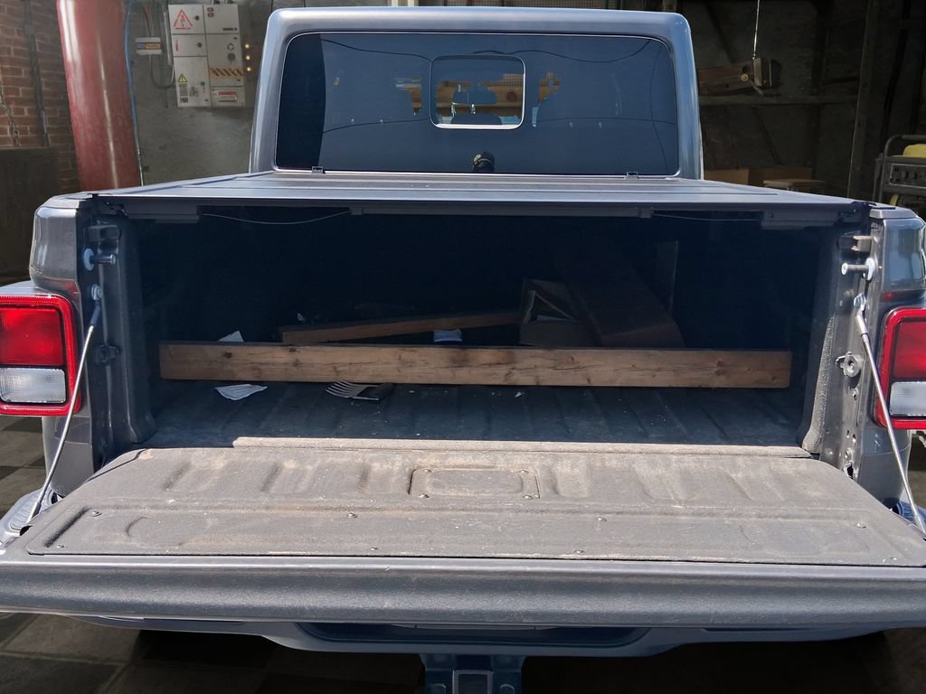 Used 2025 Jeep Gladiator Sport AWD/4WD image 9