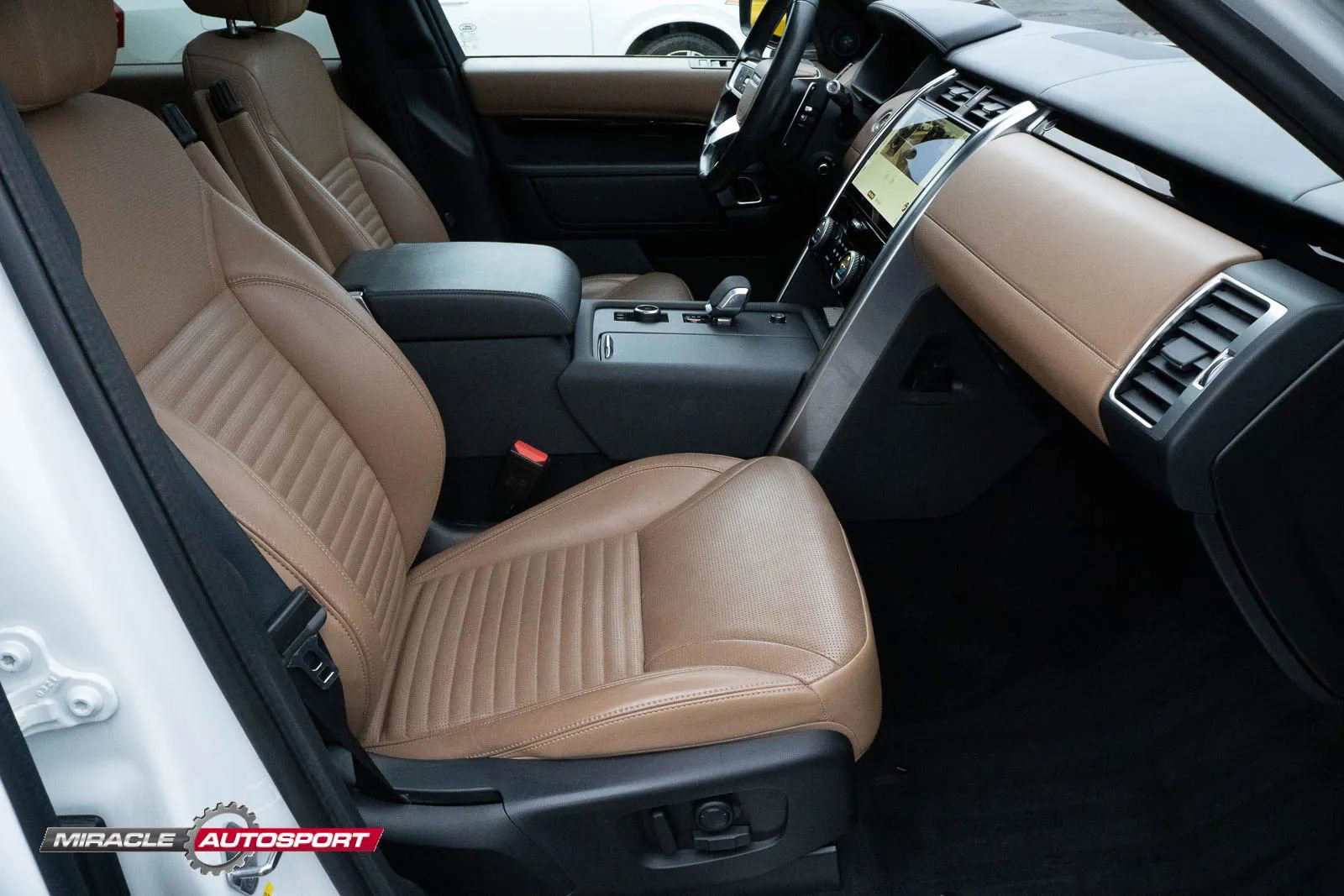 Used 2022 Land Rover Discovery S image 32