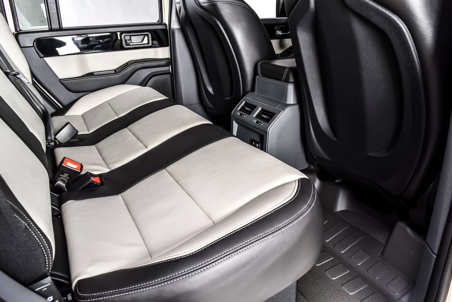 Used 2025 INEOS Grenadier Station Wagon AWD/4WD image 19