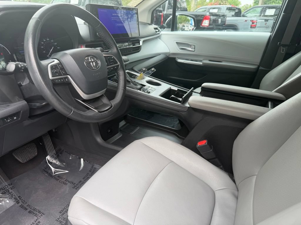 Used 2025 Toyota Sienna XLE FWD image 18