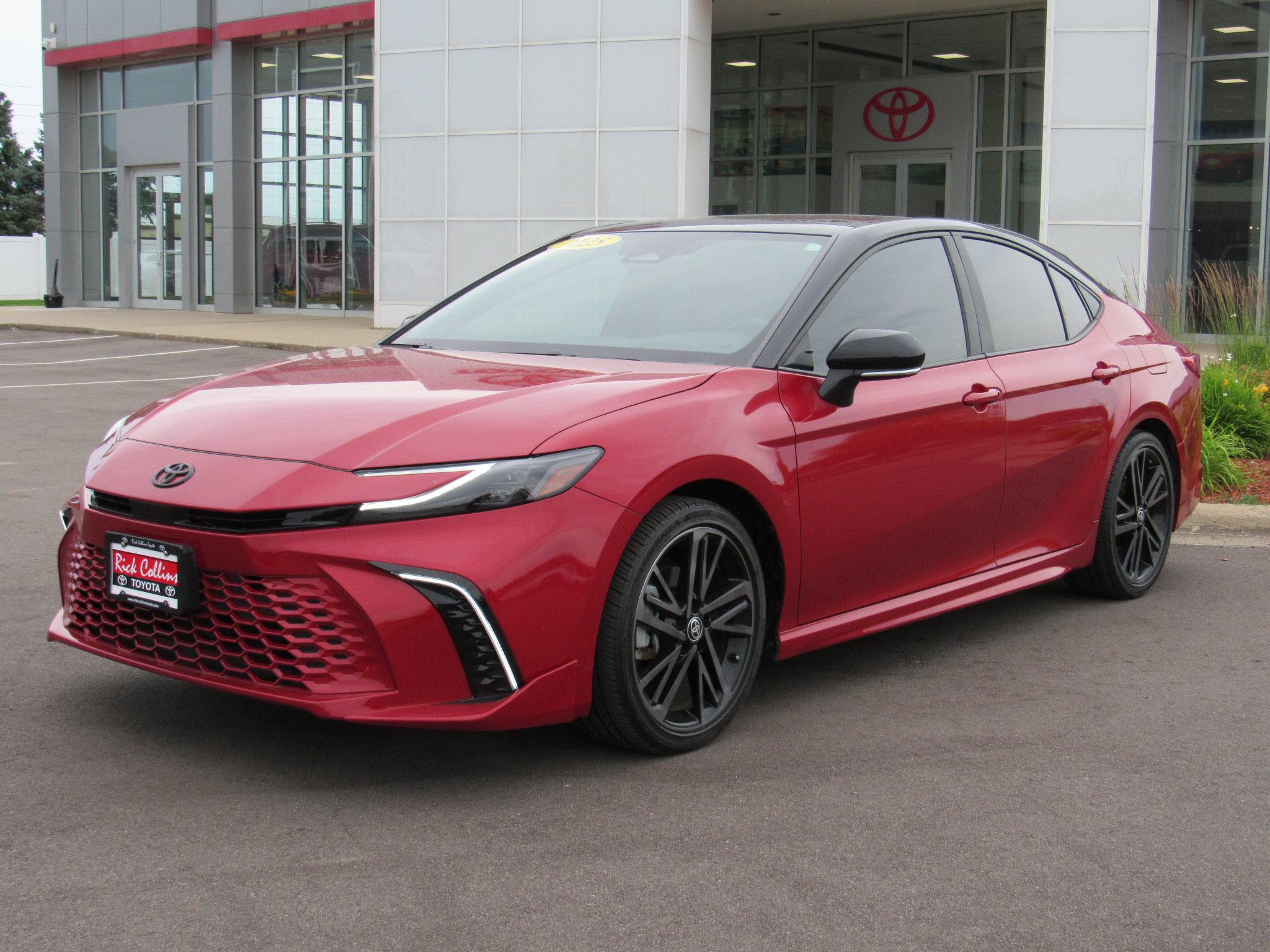 Used 2025 Toyota Camry XSE w/ Premium Package FWD image 2
