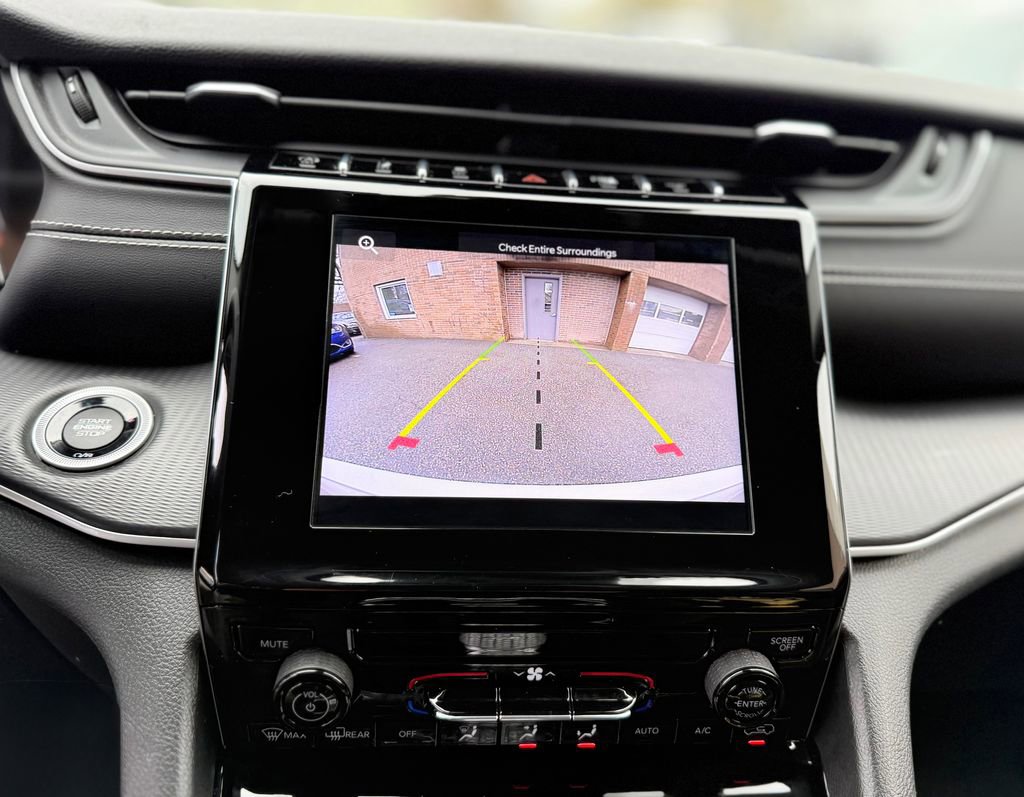 Used 2023 Jeep Grand Cherokee Laredo image 30