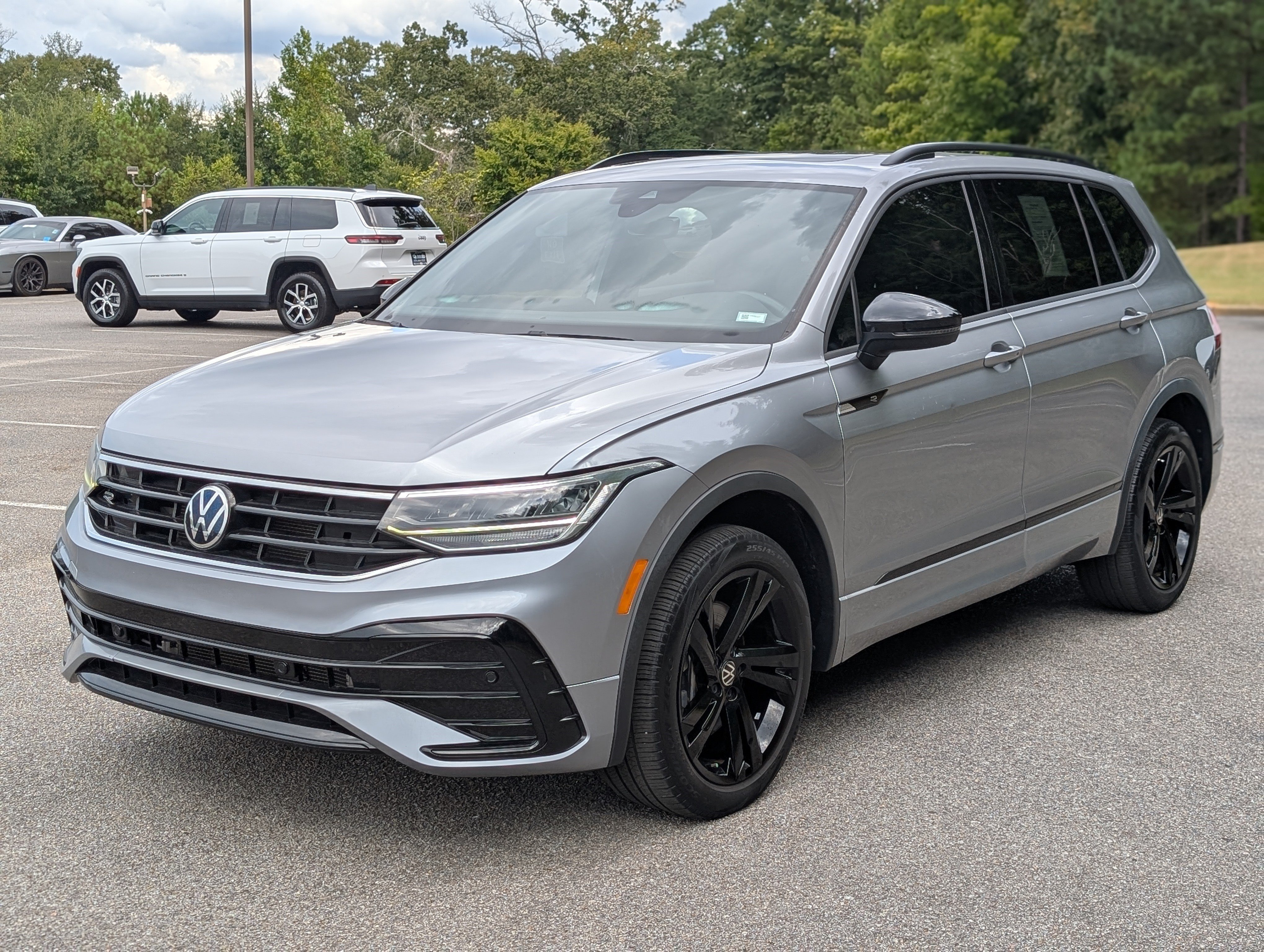 Used 2023 Volkswagen Tiguan SE R-Line FWD image 6