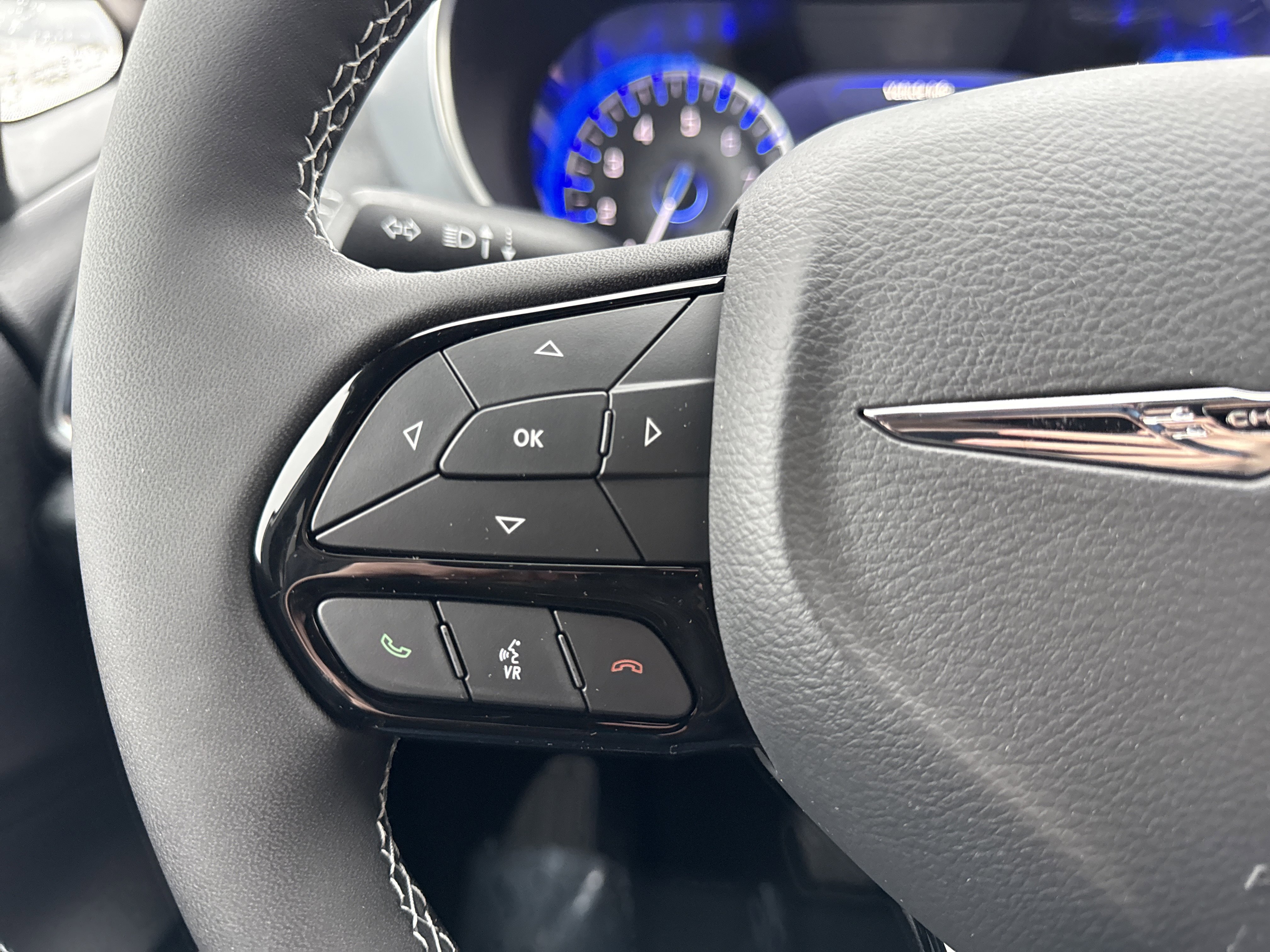 New 2026 Chrysler Pacifica Limited w/ Uconnect Theater Family Group image 30