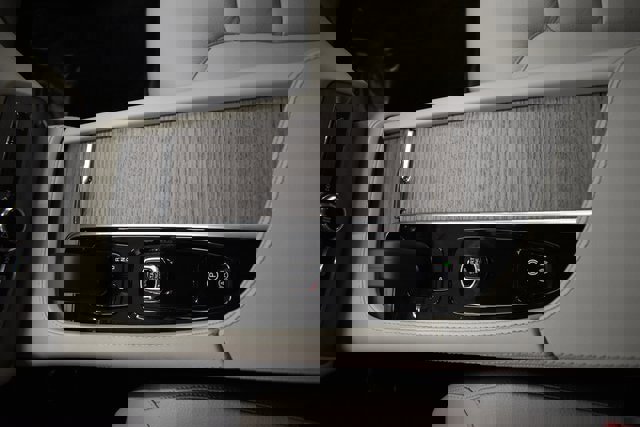 Used 2024 Volvo XC90 B6 Plus image 31