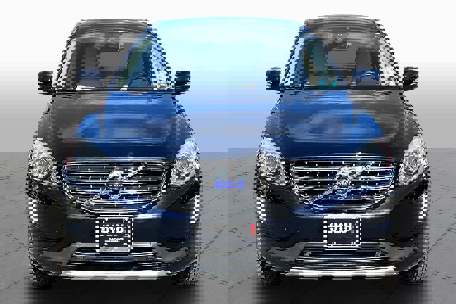 Used 2017 Volvo XC60 T6 Inscription w/ Climate Package image 4