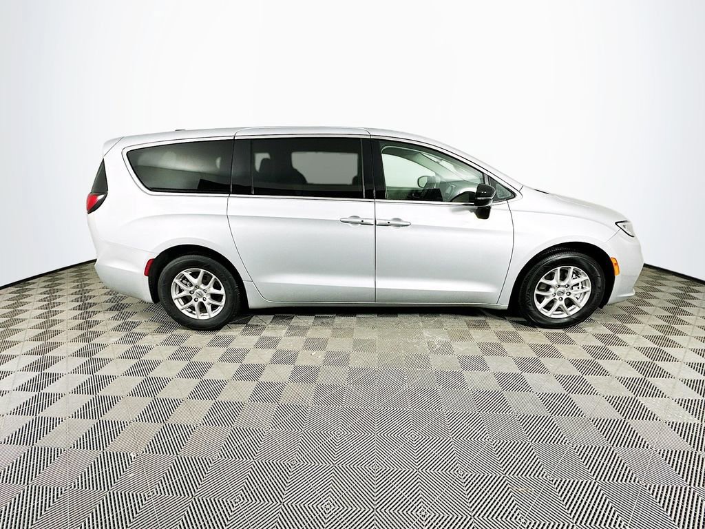 Used 2024 Chrysler Pacifica Touring-L image 13