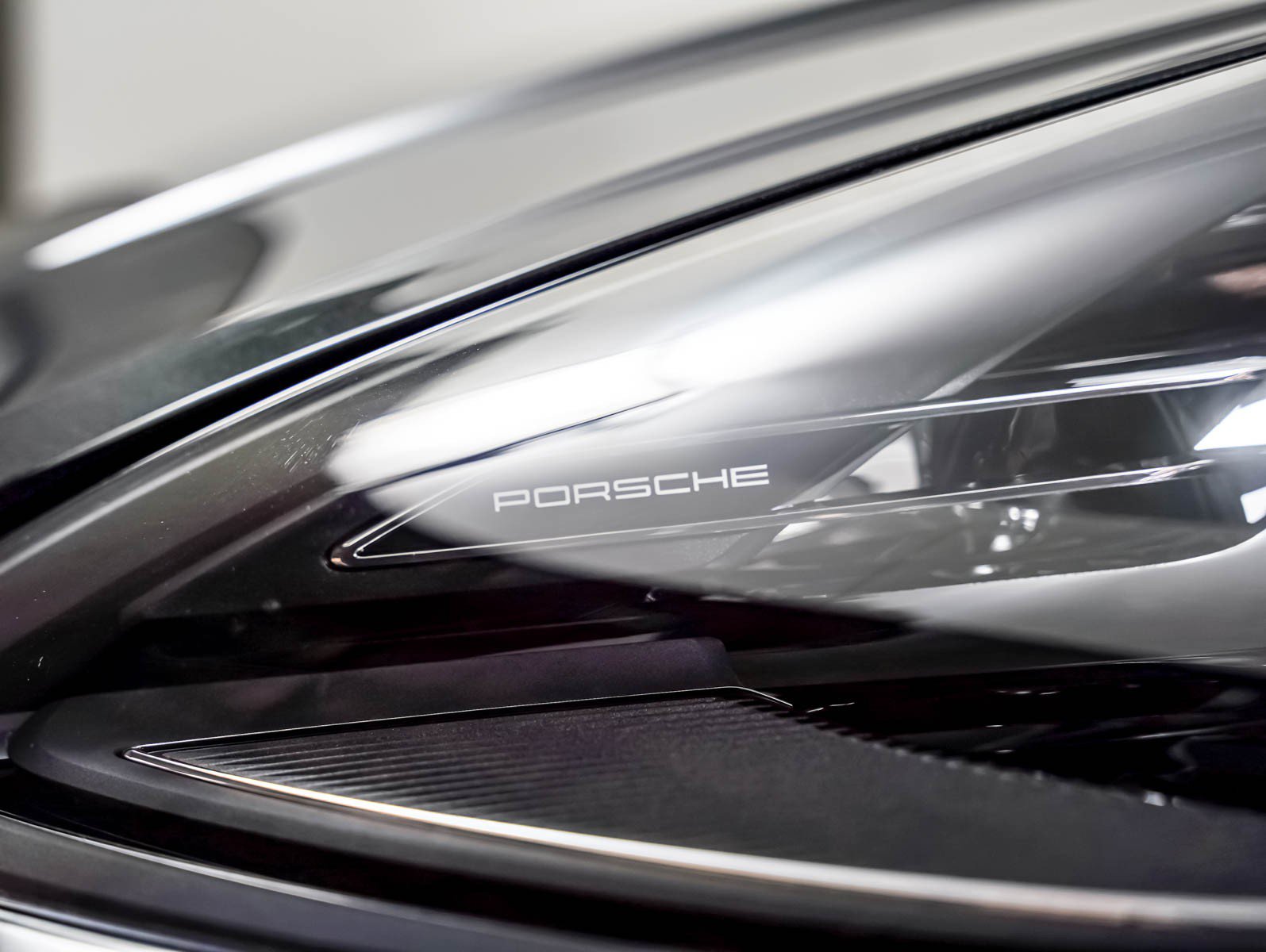 Certified 2025 Porsche Macan AWD/4WD image 29