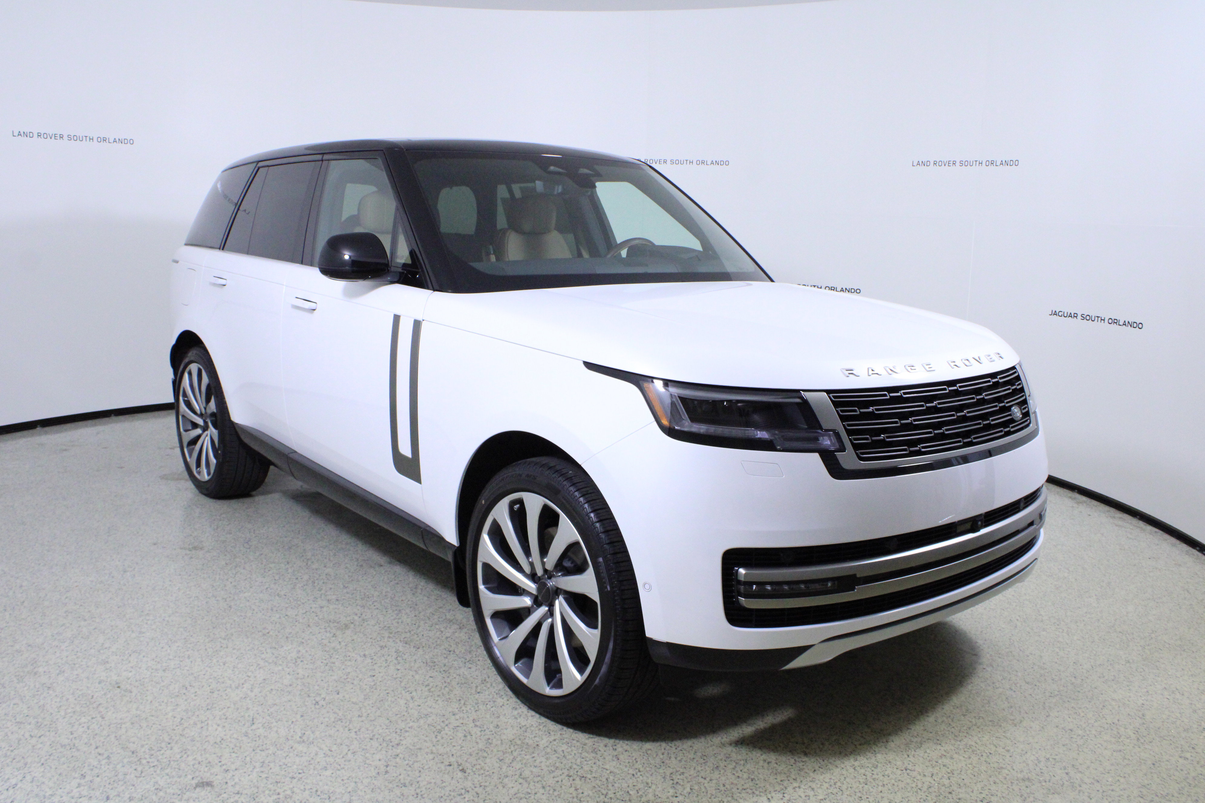New 2026 Land Rover Range Rover SE image 3