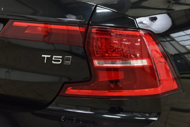 Used 2018 Volvo S90 T5 Momentum w/ Convenience Package image 18