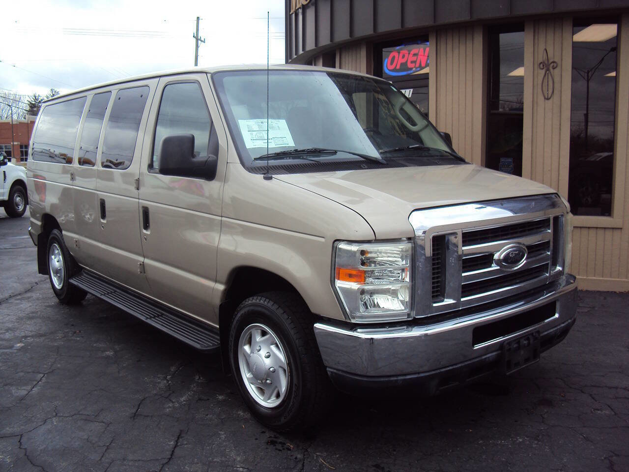 Used 2011 Ford E-150 and Econoline 150 Wagon image 2