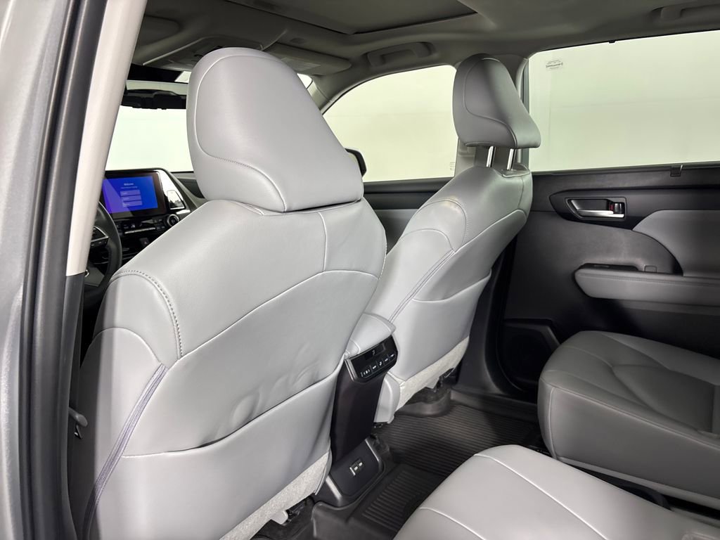 Used 2024 Toyota Highlander XLE image 29