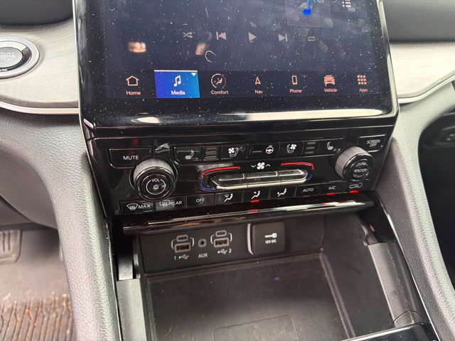 Used 2023 Jeep Grand Cherokee Limited w/ Luxury Tech Group II AWD/4WD image 16