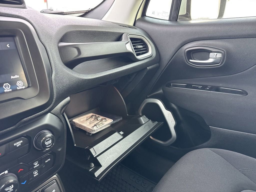 Used 2020 Jeep Renegade Latitude w/ Cold Weather Group image 34