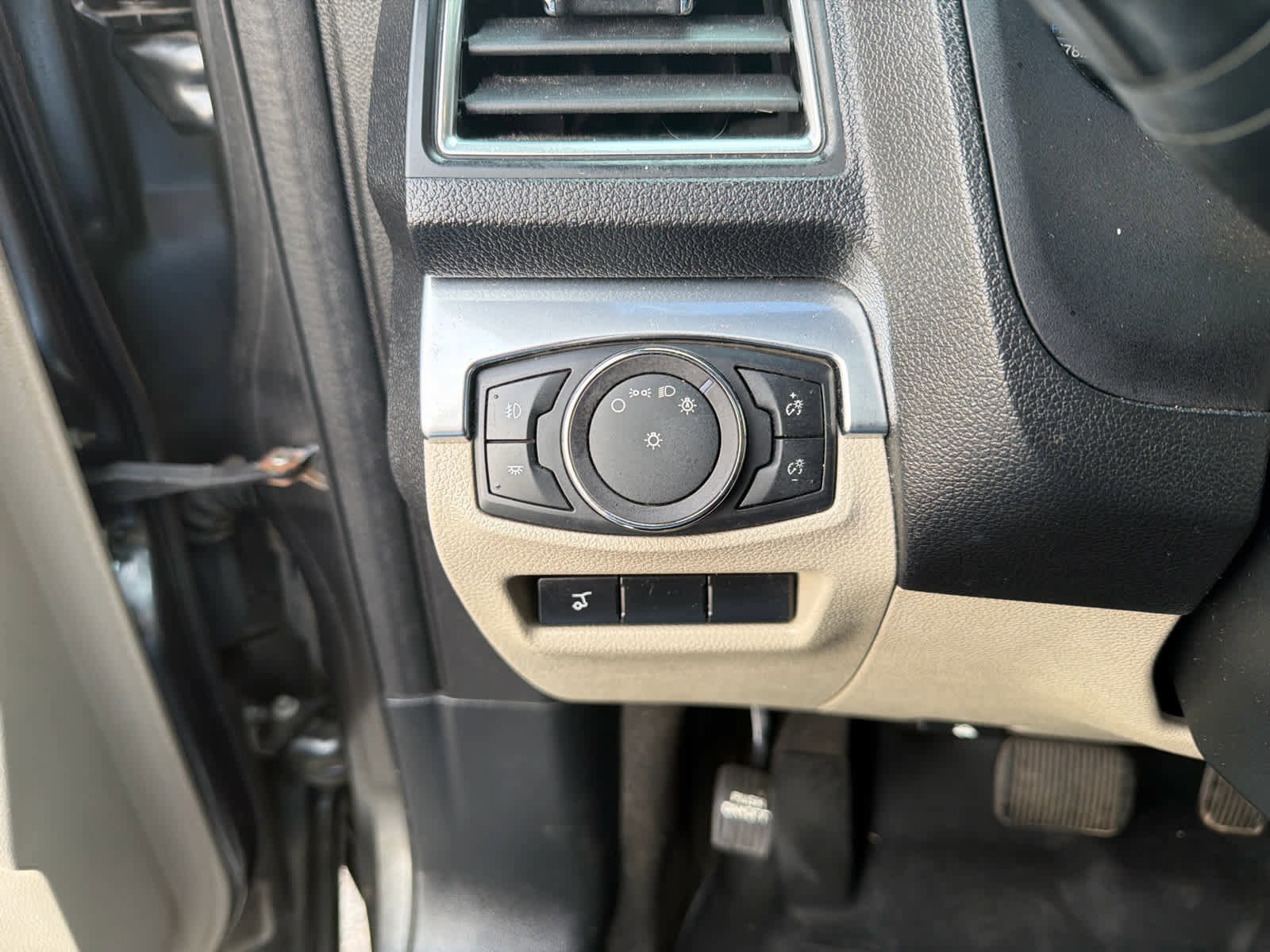 Used 2018 Ford Explorer Limited image 16