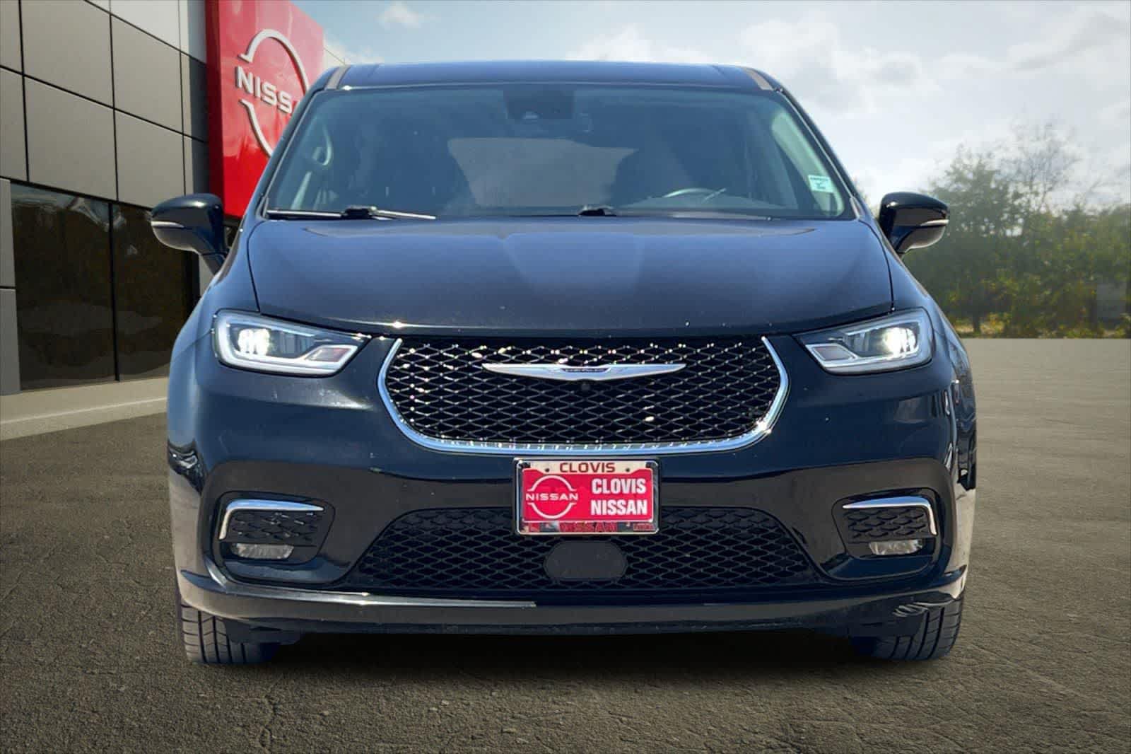Used 2024 Chrysler Pacifica Touring-L FWD image 11