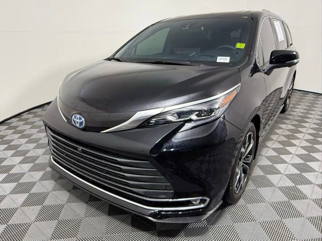 Used 2025 Toyota Sienna Platinum image 2