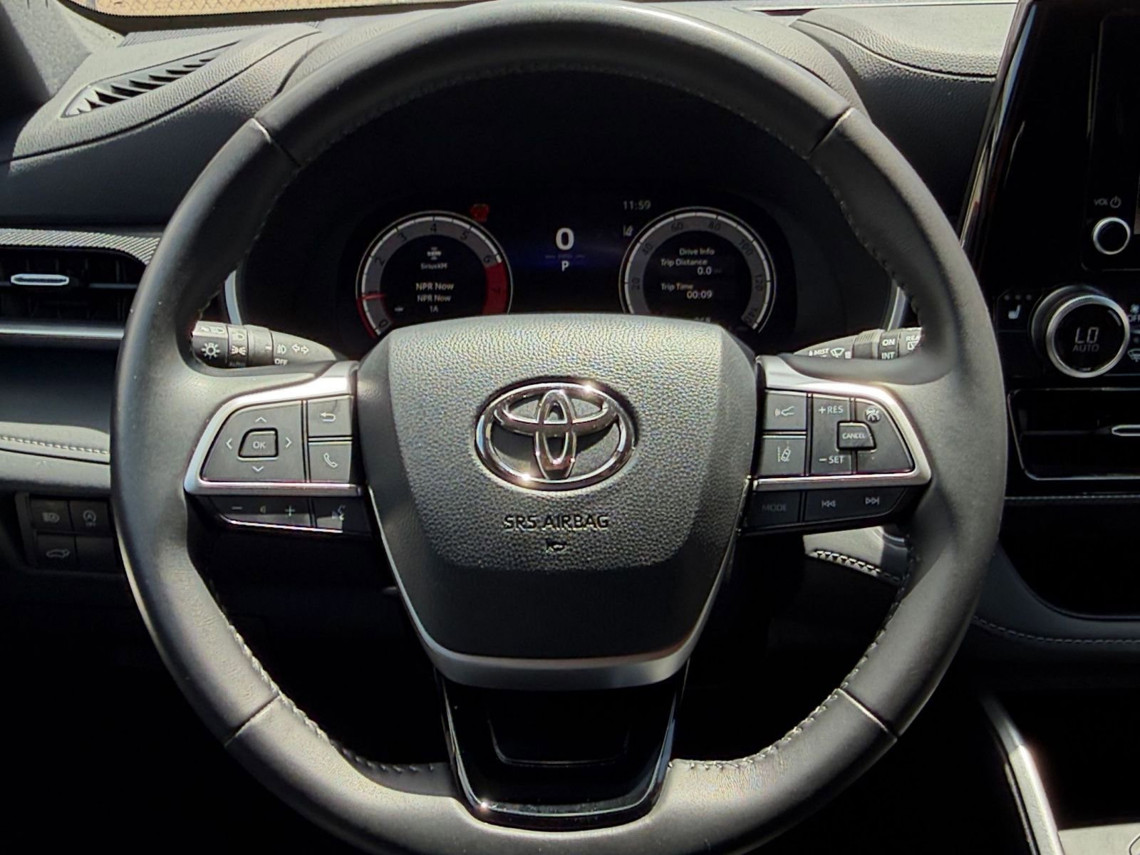 Used 2025 Toyota Highlander XSE AWD/4WD image 29