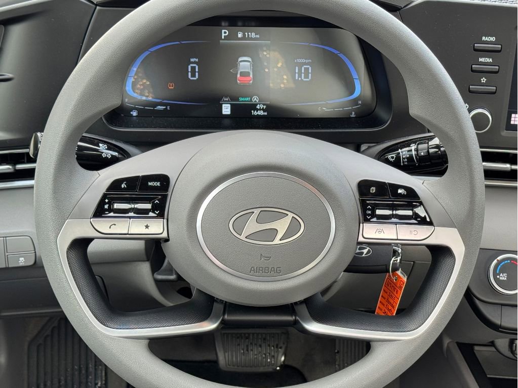 Used 2025 Hyundai Elantra SE image 11