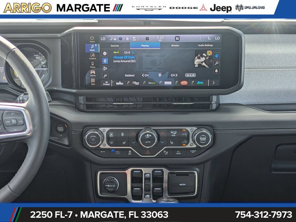 Used 2025 Jeep Wrangler Unlimited Sahara w/ Safety Group AWD/4WD image 18