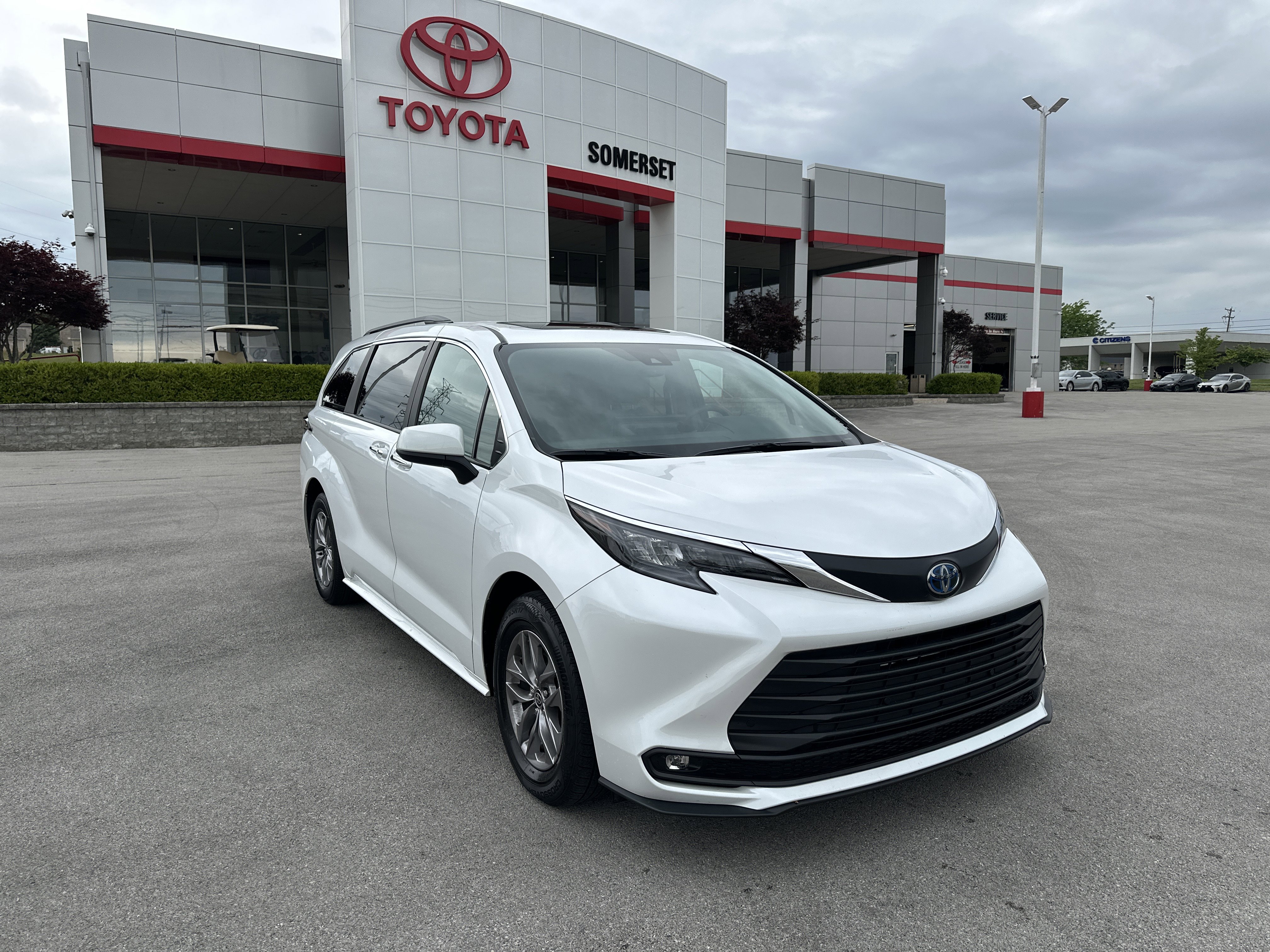 Certified 2025 Toyota Sienna XLE FWD image 3