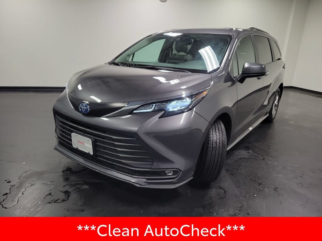 Used 2025 Toyota Sienna XLE w/ XLE Plus Package FWD image 4