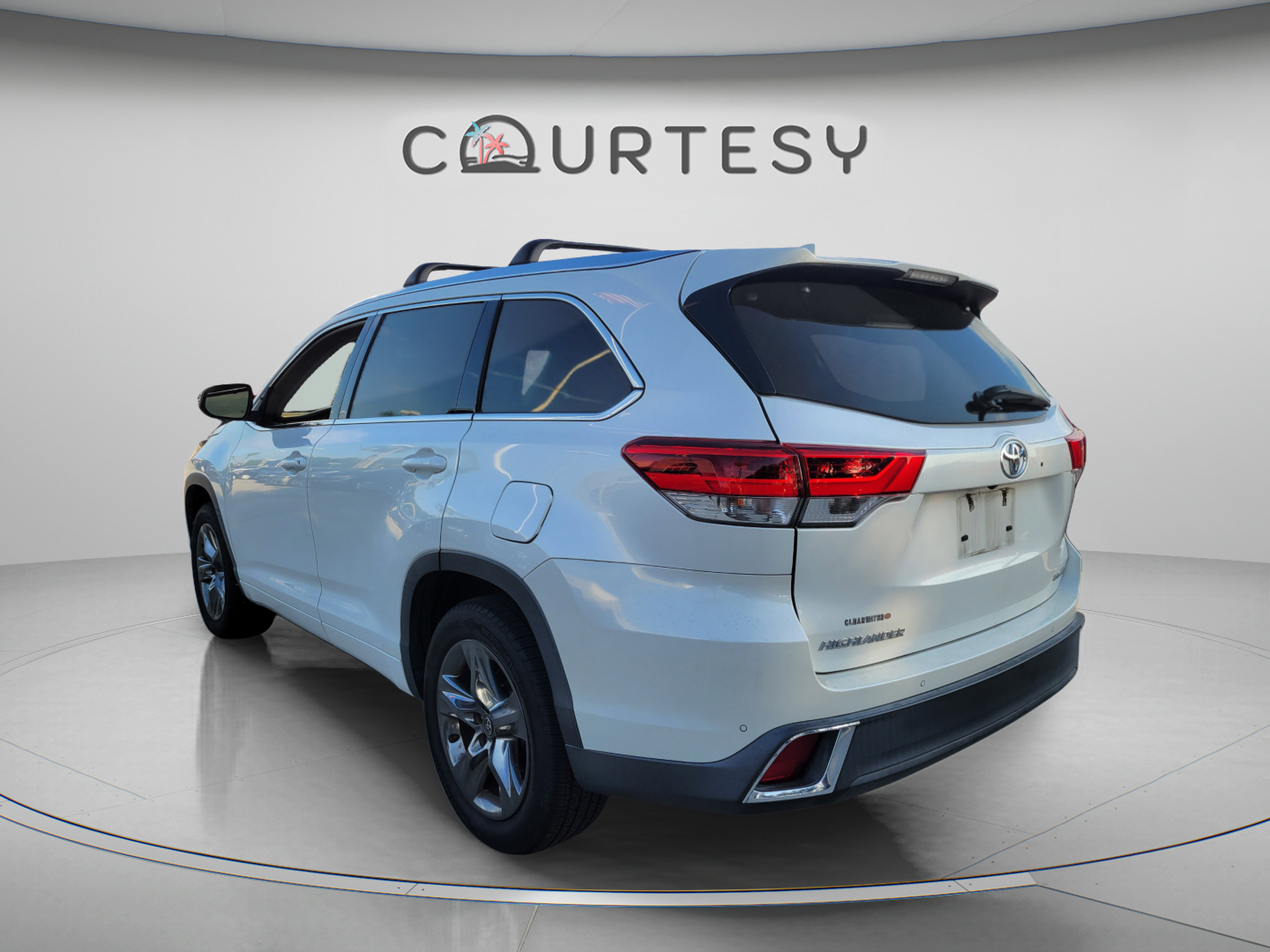 Used 2018 Toyota Highlander Limited Platinum FWD image 2