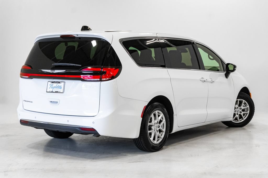 Used 2025 Chrysler Pacifica Select FWD image 28