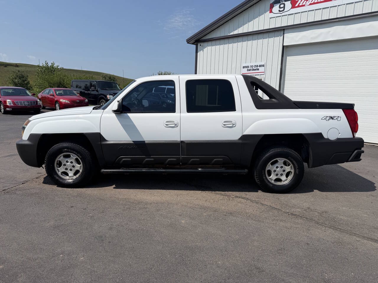 Used 2003 Chevrolet Avalanche 4x4 image 2