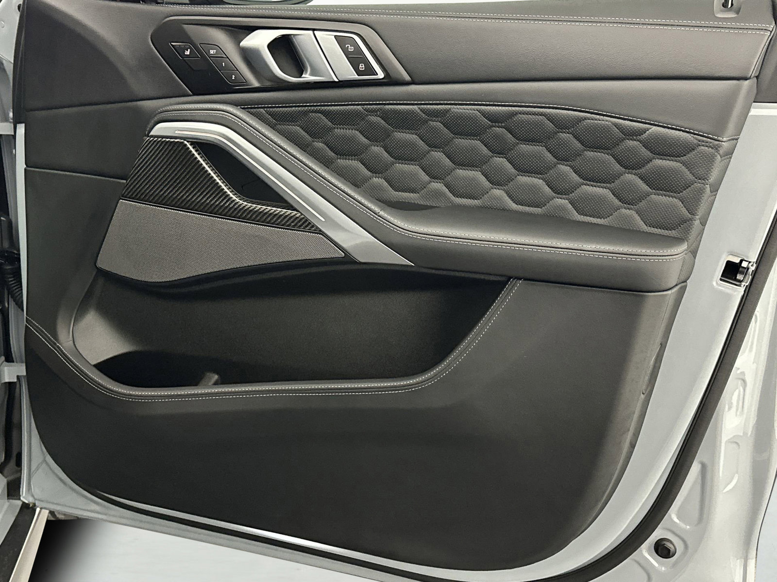 Used 2025 BMW X6 M Competition w/ Executive Package image 32