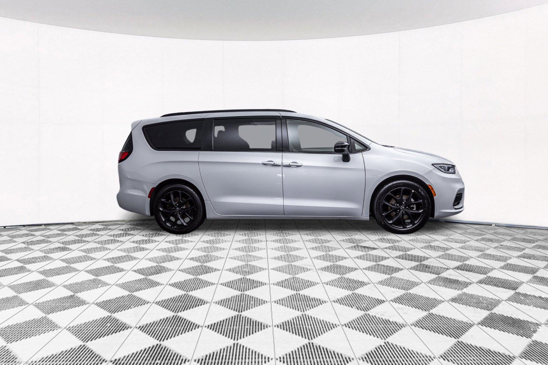 Used 2025 Chrysler Pacifica Limited FWD image 13