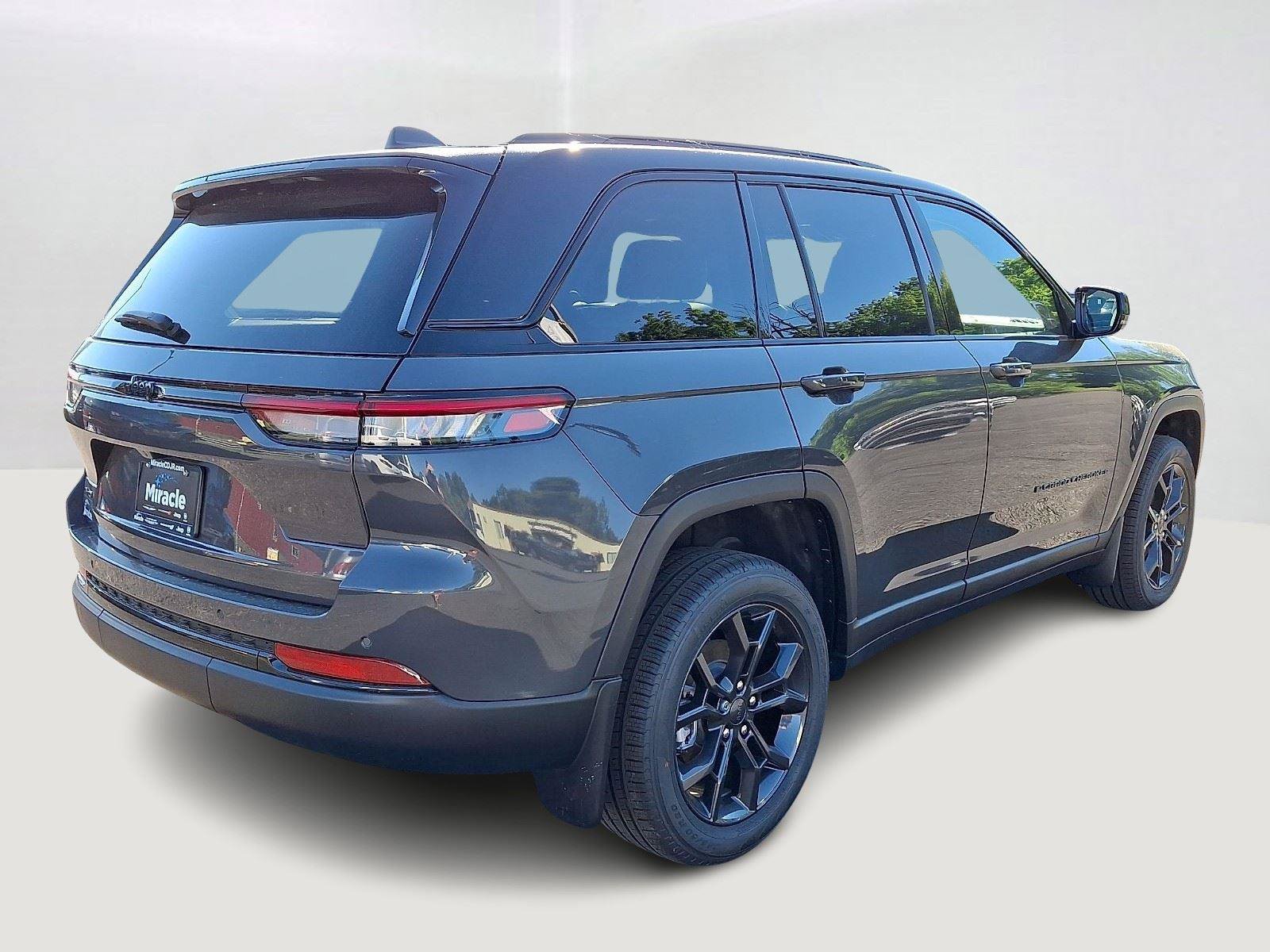 New 2025 Jeep Grand Cherokee Limited w/ MOPAR Finishing Package AWD/4WD image 3