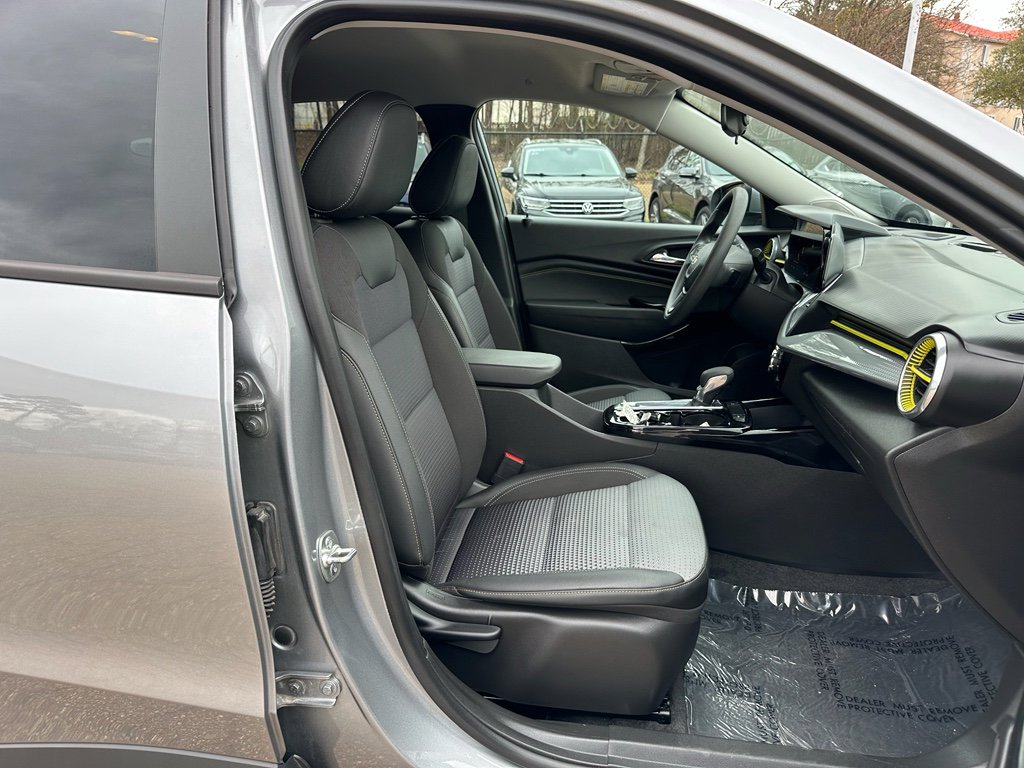 Used 2025 Chevrolet Trax LT FWD image 21