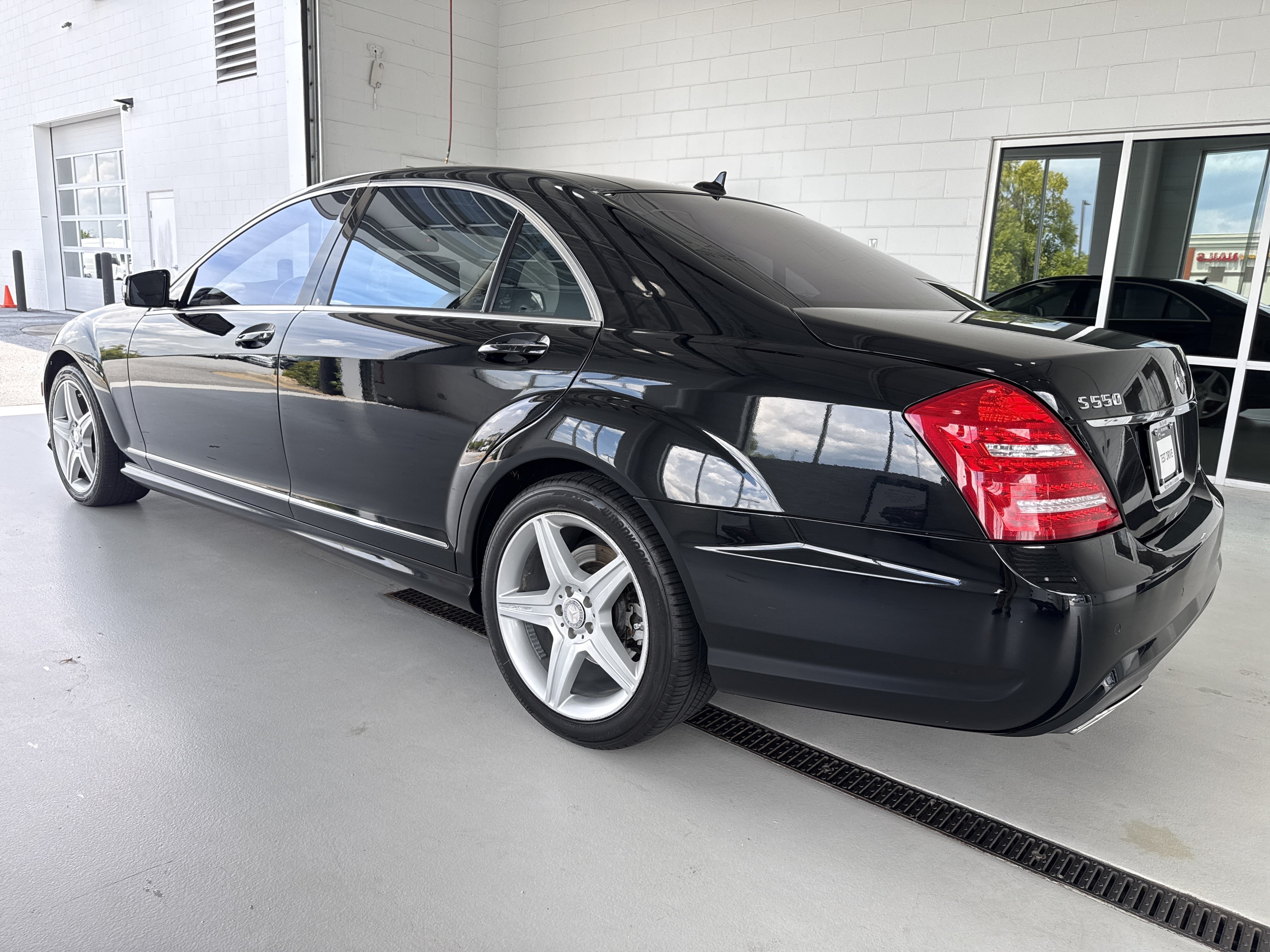 Used 2011 Mercedes-Benz S 550 image 3