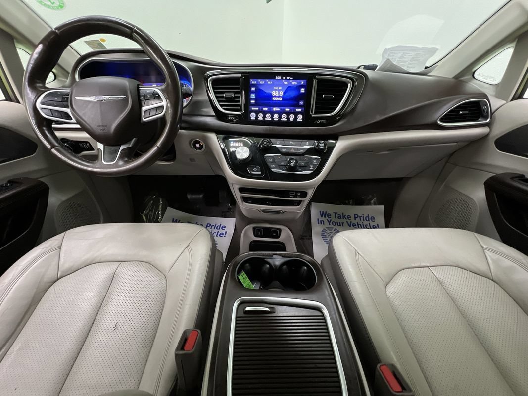 Used 2017 Chrysler Pacifica Touring-L Plus w/ Tire & Wheel Group FWD image 17