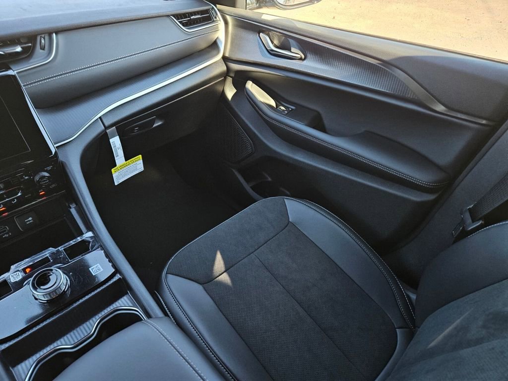 New 2025 Jeep Grand Cherokee Altitude image 15