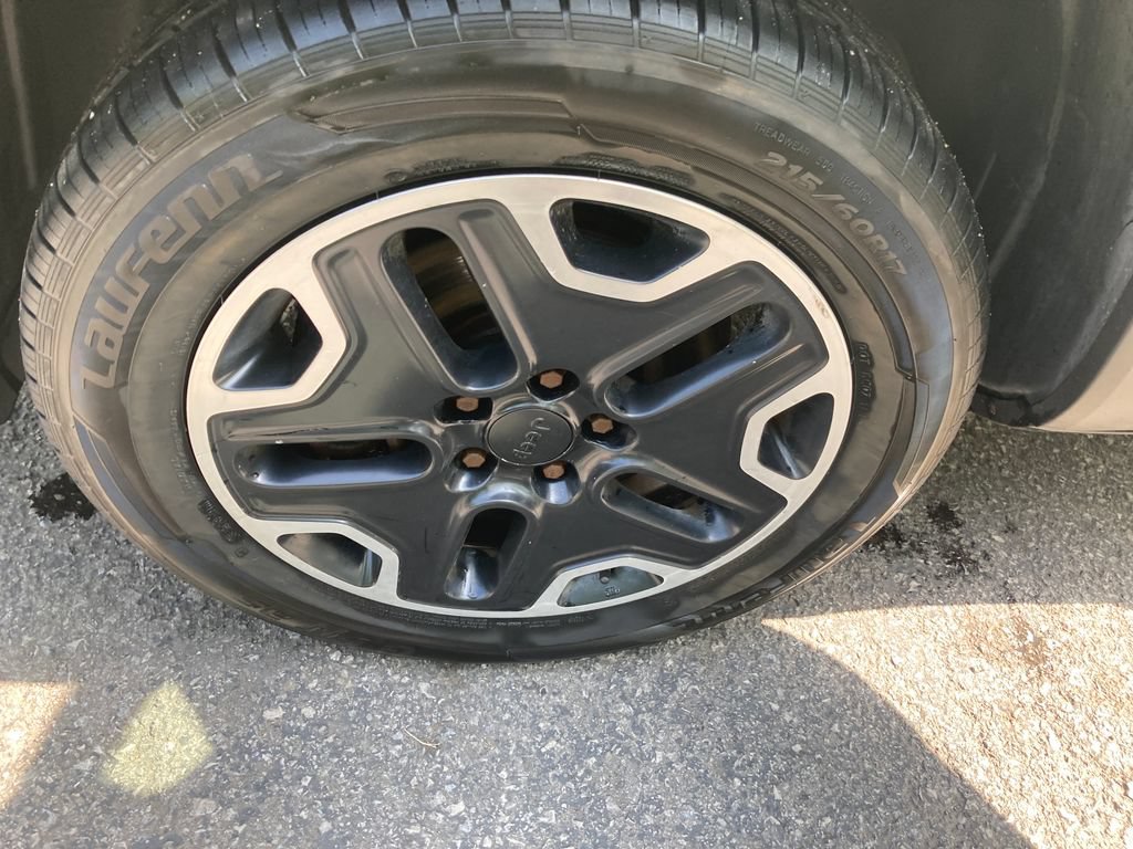 Used 2016 Jeep Renegade Latitude AWD/4WD image 34