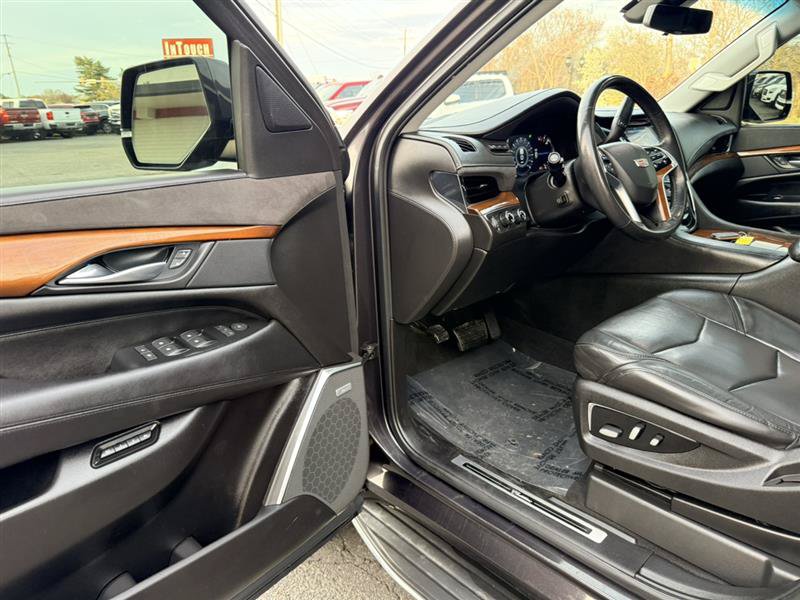 Used 2017 Cadillac Escalade Luxury AWD/4WD image 26