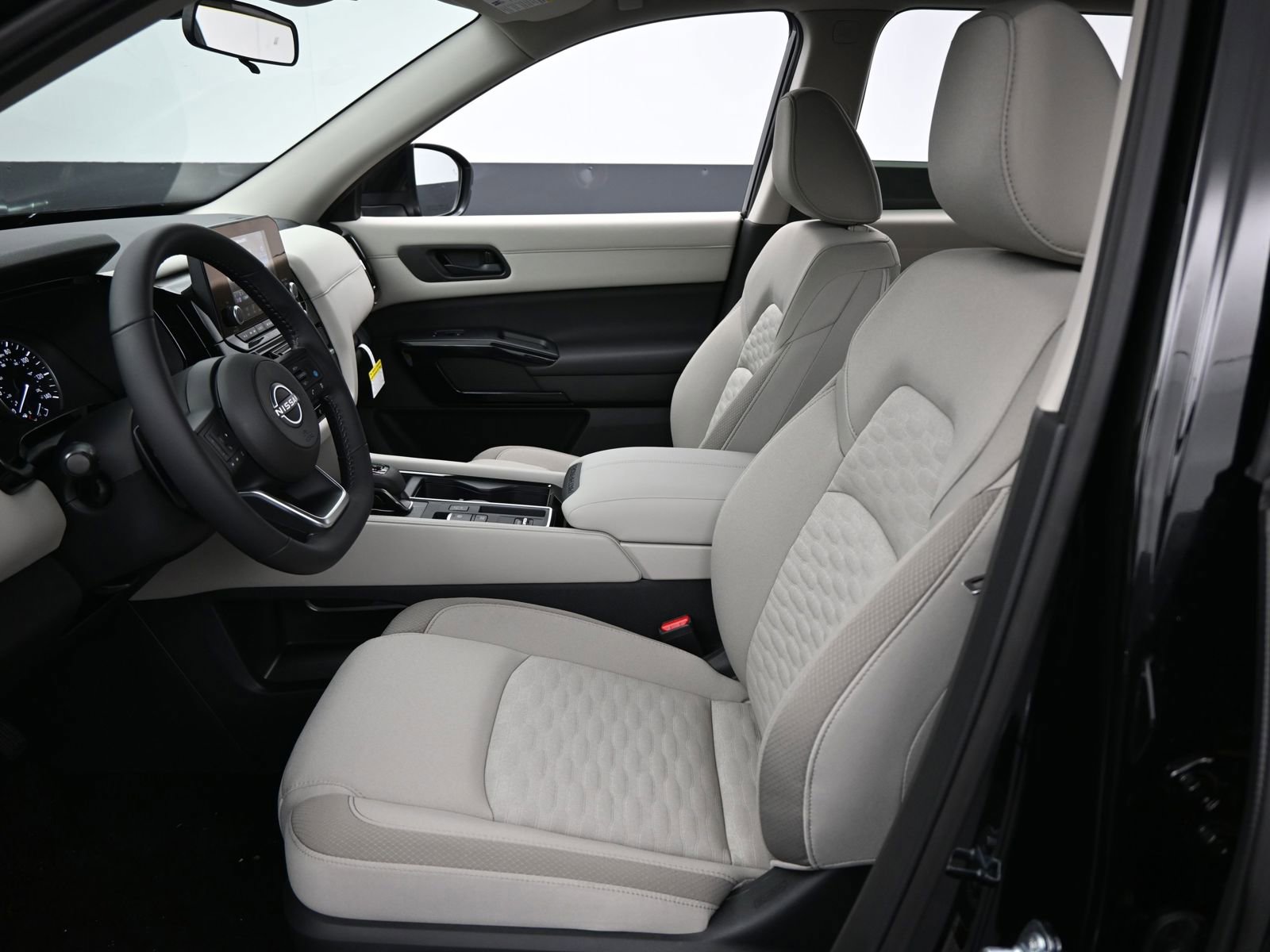 Used 2025 Nissan Pathfinder SV image 9